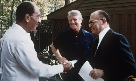 Image illustrant l'article 1200px-Camp_David,_Menachem_Begin,_Anwar_Sadat,_1978 de Clio Carto